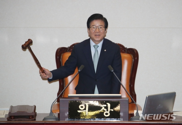 박병석 국회의장이 4일 서울 여의도 국회에서 열린 본회의에서 개의를 선언하고 있다.