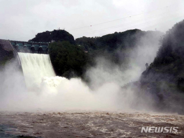 5일 오후 강원 춘천시 신북읍 소양강댐이 수문을 열고 북한강 하류로 물을 방류하고 있다. 2017년 8월25일 댐수위 192.5ｍ에서 방류한 데 이어 3년 만이다.