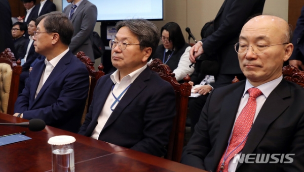 김조원(오른쪽부터) 민정수석, 강기정 정무수석, 김거성 시민사회수석이 16일 오후 청와대 여민관에서 열린 수석·보좌관회의에 나란히 앉아 문재인 대통령의 발언을 듣고 있다.