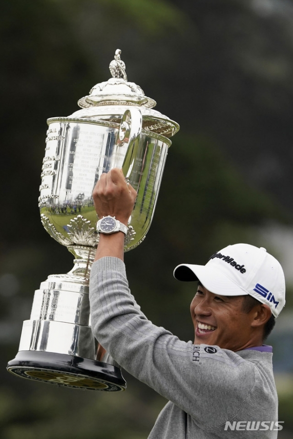 콜린 모리카와(미국)가 9일(현지시간) 미 캘리포니아주 샌프란시스코 TPC 하딩파크에서 막을 내린 올해 첫 메이저대회 PGA 챔피언십에서 우승해 트로피를 들고 포즈를 취하고 있다. 모리카와는 최종합계 13언더파 267타로 우승을 차지했다. 2020.08.10.