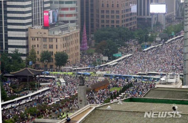 보수단체들이 지난 8월15일 서울 종로구 광화문 광장 주변에 대규모 집회를 이어가고 있다. 2020.08.15