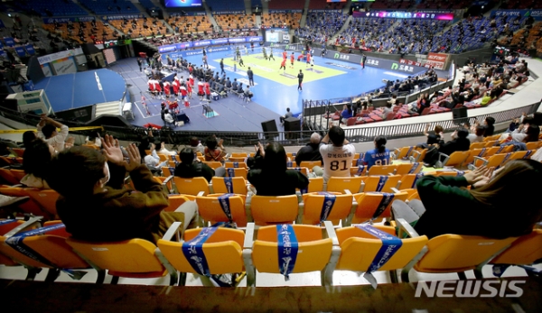 =31일 수원 체육관에서 열린 도드람 2020-2021 V-리그 한국전력과 현대캐피탈과의 경기, 관중들이 거리를 두고 앉아 있다. (사진=한국전력 배구단 제공) 2020.10.31