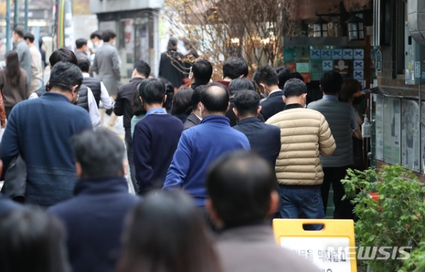국내 코로나19 신규 확진자가 300여명에 이르는 것으로 집계된 18일 서울 무교동 일대에서 직장인들이 점심식사를 하러 식당으로 향하고 있다. 2020.11.18