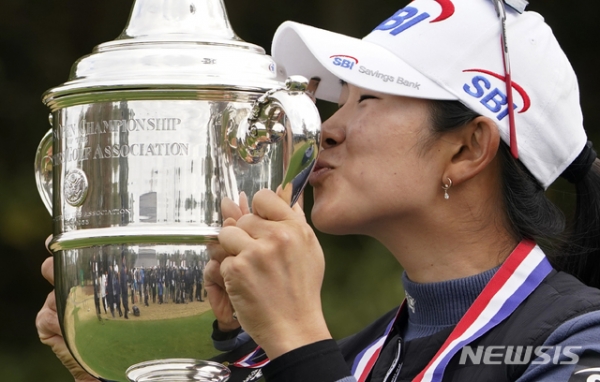김아림이 14일(현지시간) 미 텍사스주 휴스턴의 챔피언스 골프클럽에서 막을 내린 미국여자프로골프(LPGA) 투어 제75회 US여자오픈에서 우승해 트로피를 들고 입 맞추고 있다. 이 대회에 처음 출전한 김아림은 최종합계 3언더파 281타로 선두 시부노 히나코(일본)에 역전 우승했다. 2020.12.15.
