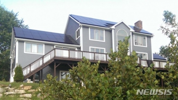 미국 뉴햄프셔(New Hampshire)주 주택에 설치된 한화큐셀 태양광 모듈. 2020.12.23 (사진 = 한화솔루션 제공)