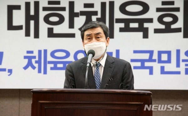 이종걸 민족화해범국민협의회 상임대표의장(전 국회의원)이 28일 서울 중구 프레스센터에서 제41대 대한체육회장 선거 후보 출마를 선언하고 있다. 2020.12.28.