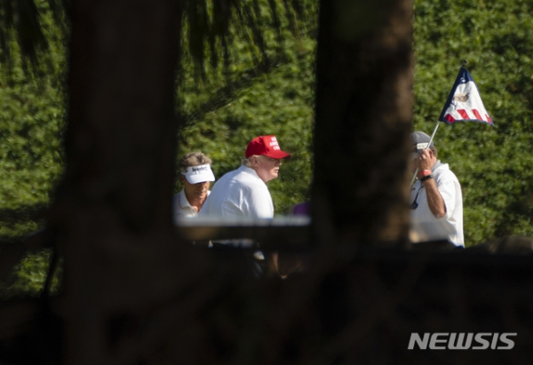 도널드 트럼프 미국 대통령이 28일(현지시간) 미 플로리다주 웨스트팜비치에 있는 트럼프 인터내셔널 골프 클럽에서 골프를 치고 있다. 2020.12.29.