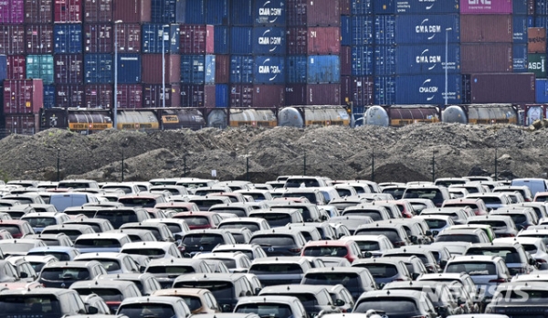 2020년 6월 독일 듀스부르크 물류 항구에 신차들이 야적되어 있다