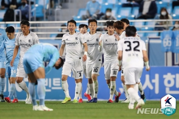 광주FC 김주공이 득점 후 세리머니를 하고 있다. (사진=프로축구연맹 제공)