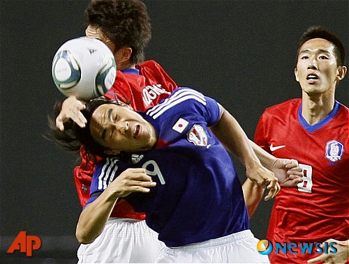 조광래호가 이끄는 한국 축구대표팀이 10일(현지시각) 일본 삿포로의 삿포로 돔에서 열린 일본과의 친선경기서 0-3으로 패했다. 한국 김정우(오른쪽) 등이 오카자키 신지와 공을 다투고 있다.