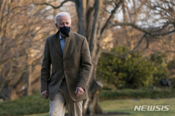 조 바이든 미국 대통령이 14일(현지시간) 델라웨어 윌밍턴 방문 후 워싱턴DC 백악관 사우스론에 도착한 뒤 잔디밭을 걷고 있다. 2021.03.15.