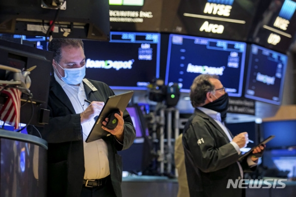 22일(현지시간) 뉴욕증권거래소(NYSE)에서 트레이더들의 모습. NYSE가 제공한 사진이다. 2021.02.23.