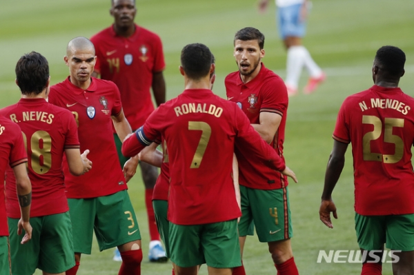 포르투갈이 10일(한국시간) 포르투갈 리스본의 에스타디오 조세 알랄라드에서 열린 이스라엘과 친선전에서 4-0 대승을 거뒀다. 사진은 포르투갈 선수들.