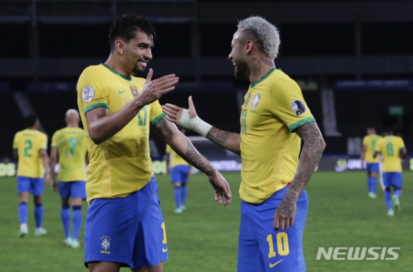 브라질이 6일(한국시간) 브라질 리우데자네이루에서 열린 페루와의 2021 코파 아메리카 준결승에서 네이마르(파리 생제르맹·오른쪽)의 도움과 루카스 파케타(AC밀란)의 결승골에 힘입어 1–0으로 승리, 결승에 진출했다.