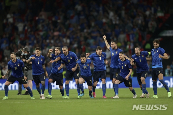 이탈리아 선수들이 11일(현지시간) 영국 런던의 웸블리 스타디움에서 열린 유로 2020 결승전에서 잉글랜드를 승부차기로 물리치고 환호하고 있다. 2021.07.12.