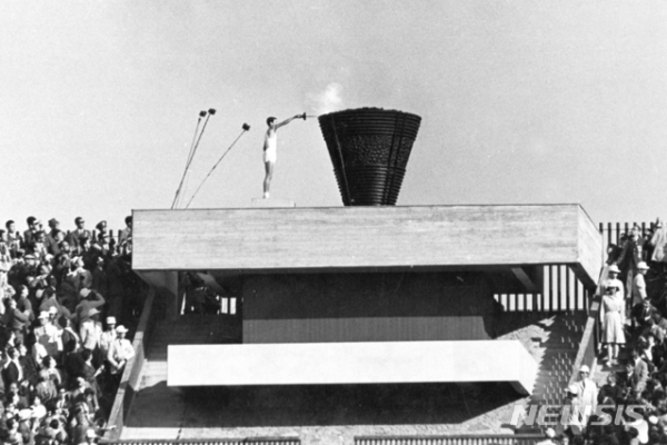 1964 도쿄올림픽 당시 사카이 요시노리의 점화 모습. 196410.10.