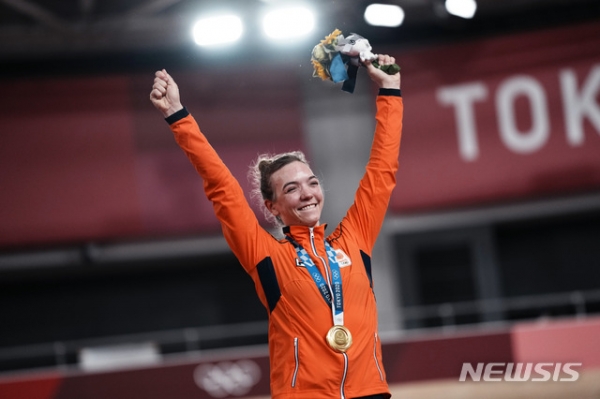 네델란드 브라스페닝스(30)가 5일 여자 경륜 결승 경기에서 금메달을 획득했다. 2021.08.05.