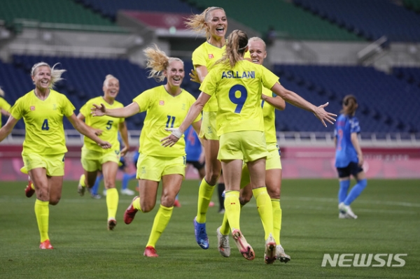 스웨덴 여자 축구 대표팀이 일본과의 8강전에서 골을 넣고 기뻐하고 있다 2021.07.30.