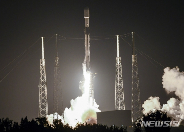 2월15일(현지시간) 미국 플로리다주 케이프커내버럴에서 스타링크의 통신용 위성 60개를 장착한 스페이스X의 팰컨9 로켓이 발사되고 있다. 2021.03.03.