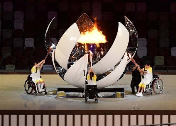 사진공동취재단 = 2020 도쿄 패럴림픽 개회식이 지난 24일 오후 8시 일본 도쿄 국립경기장(올림픽 스타디움)에서 열렸다. 최종 주자 3명이 성화대에 불을 붙이고 있다. 2021.08.24. photo@newsis.com