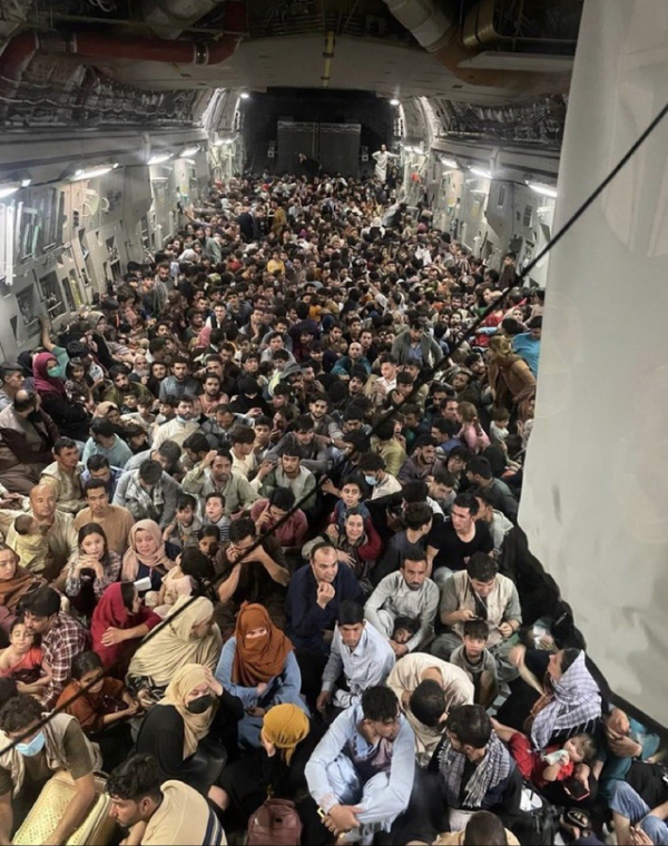 미국 군사전문매체 디펜스원이 16일 아프가니스탄 카불 하미드 카르자이 국제공항에서 아프간인들을 태우고 카타르 알우데이드 공군기지까지 운항한 미 공군 C-17 수송기 내부 사진을 공개했다. (사진=디펜스원 캡쳐) 2021.08.17. photo@newsis.com *재판매 및 DB 금지