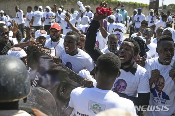 암살된 조브넬 모이즈 아이티 대통령의 장례식이 23일(현지시간) 그의 고향인 카프아이시앵에서 치러졌다. 장례식장 밖에서 대통령 지지자들이 시위를 벌이면서 경찰과 충돌하고 있다. 2021.07.24