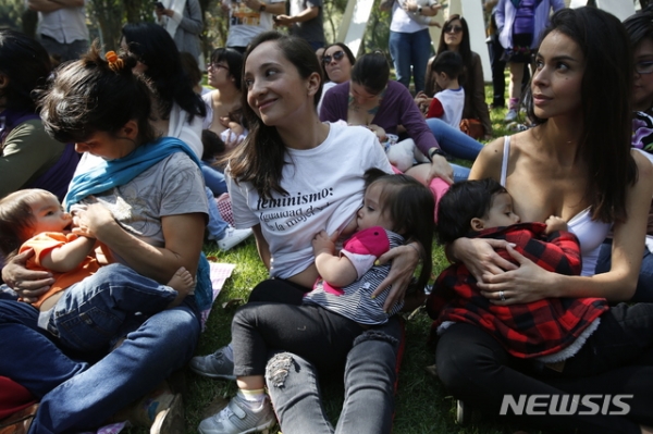 24일(현지시간) 멕시코 수도 멕시코시티의 근대미술 박물관 앞에서 여성들이 자녀에게 모유 수유를 하며 시위하고 있다. 이 여성들은 지난주 이곳에서 한 여성이 모유 수유를 하다가 박물관 측에 의해 쫓겨난 것에 항의하며 시위하고 있다. 2019.11.25.