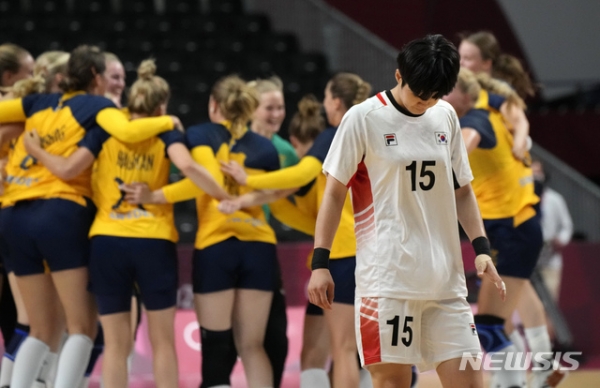일 일본 요요기 국립경기장에서 열린 도쿄올림픽 여자 핸드볼 8강 한국 대 스웨덴 경기, 39-30으로 대한민국을 꺾은 스웨덴 선수들이 기뻐하고 있다. 2021.08.04.