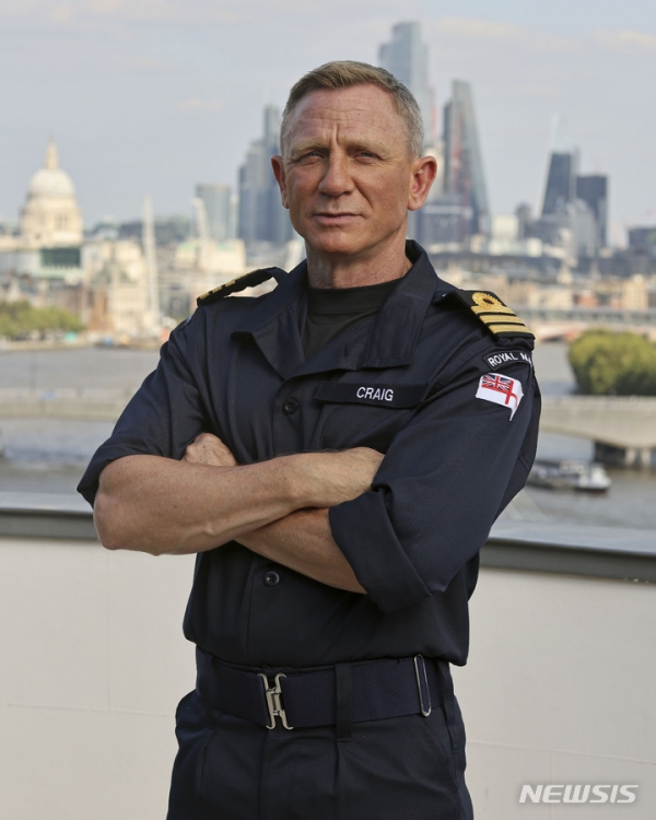 22일 영국 해군으로부터 명예사령관으로 임명된 영화 007 시리즈의 제임스 본드 역 대니얼 크레이그의 모습. 2021.9.24