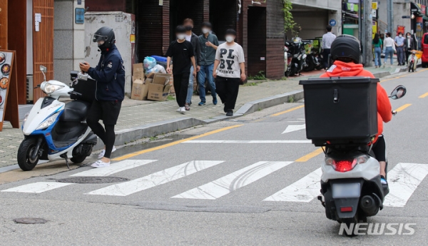권창회 기자 = 서울 학동역 인근에서 한 배달원이 오토바이를 타고 이동하고 있다. 2021.09.01. kch0523@newsis.com 이 사진은 기사 내용과 직접적 관련 없음