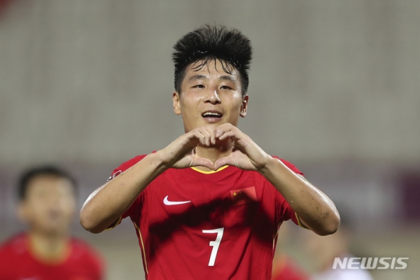 중국의 우레이가 7일(현지시간) 아랍에미리트(UAE) 샤르자의 샤르자 스타디움에서 열린 2022 카타르월드컵 아시아지역 최종예선 B조 3차전 베트남과의 경기 후반 30분 팀의 2번째 골을 넣고 기뻐하고 있다. 중국은 후반 추가 시간 막판에 우레이가 극장 골을 넣으면서 3-2로 승리해 첫 승을 올렸고 베트남은 조 최하위를 기록했다. 2021.10.08.