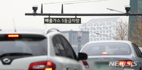 서울 중구의 한 도로에 배출가스 5등급 차량 단속 카메라가 설치돼 있다. (사진= 뉴시스 DB) photo@newsis.com