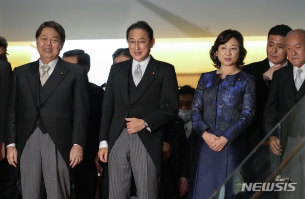 지난 10일 기시다 후미오 총리(가운데)가 총리 관저에서 기념 사진 촬영을 기다리고 있다. 그의 왼쪽에 하야시 요시마사 외무상이 서 있다. 2021.11.16.
