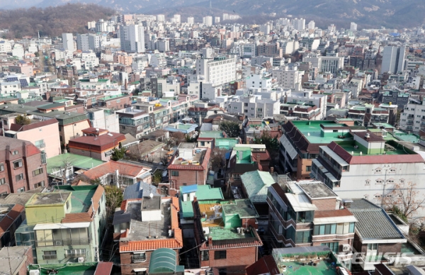 고범준 기자 =  6일 오후 서울 은평구의 빌라 밀집지역 모습. 2021.12.06. bjko@newsis.com