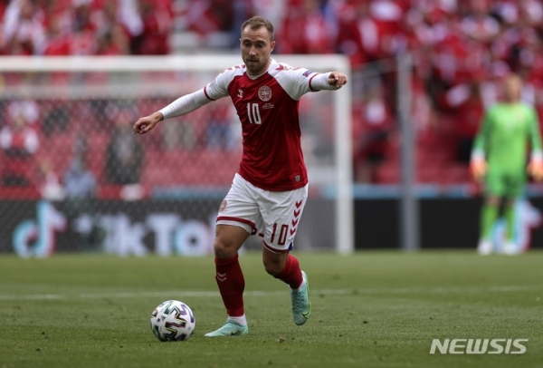 크리스티안 에릭센이 지난해 6월 13일 덴마크 코펜하겐의 파르켄 스타디움에서 열린 핀란드와 유로2020 조별리그 경기에서 공을 몰고 가고 있다. 2022.01.26.