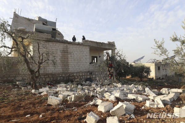 3일(현지시간) 시리아 이들립주 아트메흐 마을에서 사람들이 미군 작전 후 파괴된 집을 점검하고 있다. 2022.02.04.photo@newsis.com
