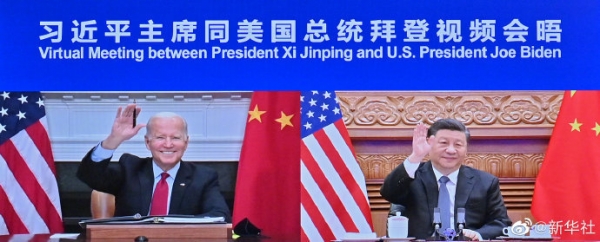 중국 관영 신화통신이 공개한 사진으로, 16일 조 바이든(왼쪽) 미국 대통령과 시진핑(오른쪽) 국가주석이 첫 화상회담을 앞두고 손을 들어 인사하고 있다. 미중 정상간 첫 화상회담은 중국시간 16일 오전 8시46분(미국 동부 시간 오후 7시46분)께 시작됐다. (사진출처: 신화통신 웨이보) 2021.11.16