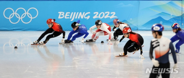 5일 오후 중국 베이징 캐피털 인도어 스타디움에서 열린 2022 베이징 동계올림픽 빙상 쇼트트랙 혼성 계주예선 경기, 한국 최민정이 질주하고 있다. 2022.02.05.