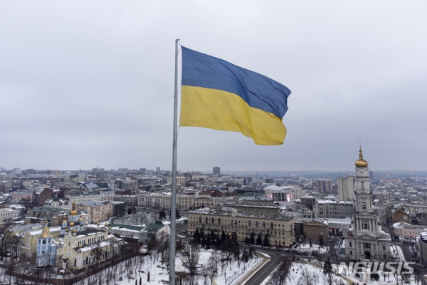 지난 4일(현지시간) 우크라이나 제2의 도시인 하르키프 중심가에 우크라이나 국기가 펄럭이고 있다. 우크라이나 국경에 집결해 있는 수만 명의 러시아 군대와 불과 40㎞ 거리에 있는 하르키프에는 더욱 큰 전운이 감돌고 있다. 2022.02.07.