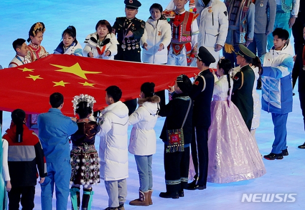 김병문 기자 = 지난 4일 오후 중국 베이징 국립 경기장에서 열린 2022 베이징 동계올림픽 개막식에서 한복을 입은 한 공연자가 중국 국기인 오성홍기 입장식에 참여하고 있다. 2022.02.05. dadazon@newsis.com