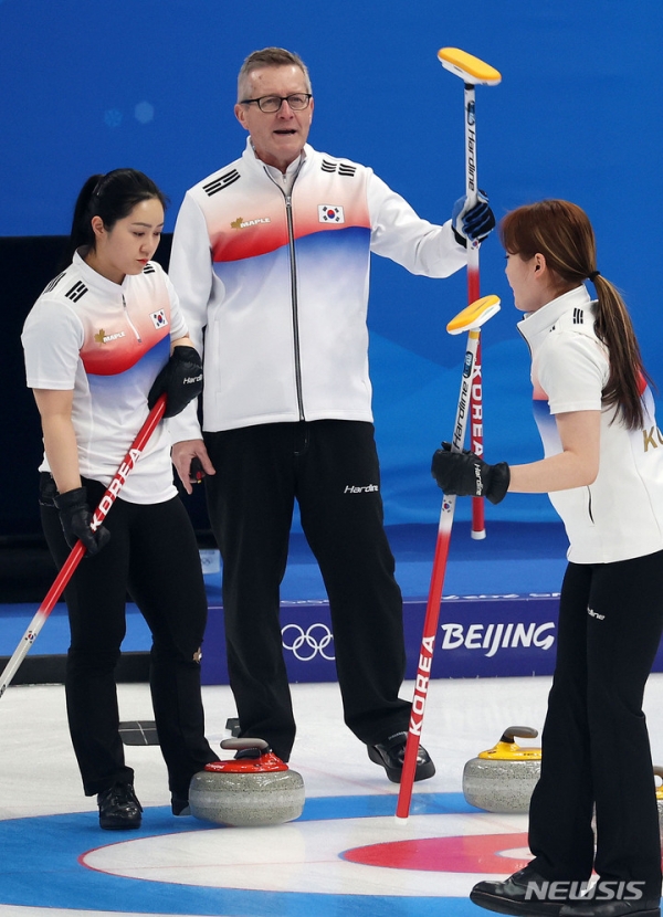 홍효식 기자 = 2022 베이징 동계올림픽 첫 경기를 앞둔 여자 컬링 국가대표팀 감독 피터 갤런트(가운데)가 9일 오후 중국 베이징 내셔널 아쿠아틱 센터에서 열린 공식훈련에서 코칭하고 있다. 2022.02.09. yesphoto@newsis.com