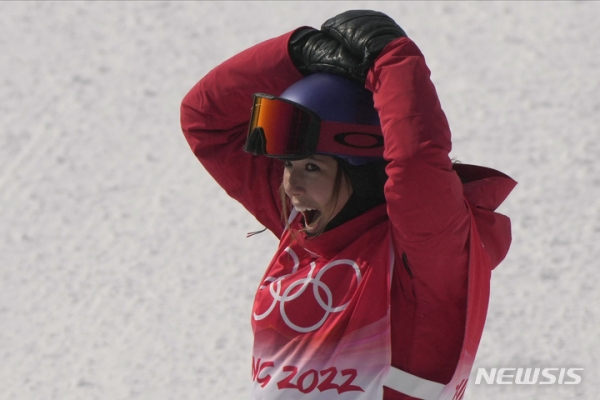 에일린 구(중국)가 15일 중국 허베이성 장자커우의 겐팅 스노우파크에서 열린 2022 베이징동계올림픽 프리스타일 스키 여자 슬로프스타일 결선에서 은메달을 딴 뒤 기뻐하고 있다. 2022.02.15