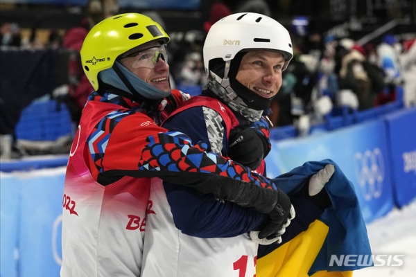 16일 2022 베이징 동계올림픽 스키 남자 에어리얼 경기에서 올렉산드르 아브라멘코(우크라이나)의 은메달 수상이 확정되자 일리야 부로프(러시아올림픽위원회)가 축하의 포옹을 건네고 있다. 2022.02.16.