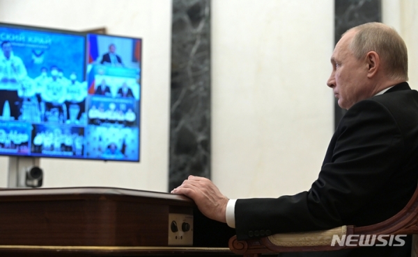 블라디미르 푸틴 러시아 대통령이 러시아 패럴림픽 위원회와 화상 회의로 이야기를 나누고 있다 2022.02.21.