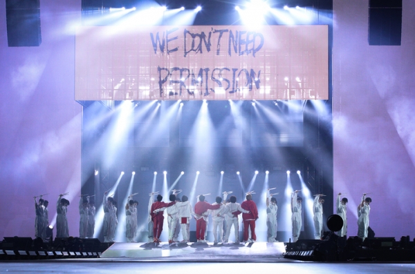 고승민 기자 = 방탄소년단이 10일 오후 서울 잠실올림픽경기장에서 열린 'BTS PERMISSION TO DANCE - SEOUL'에서 열창하고 있다. (사진=빅히트뮤직 제공) 2022.03.10. photo@newsis.com *재판매 및 DB 금지