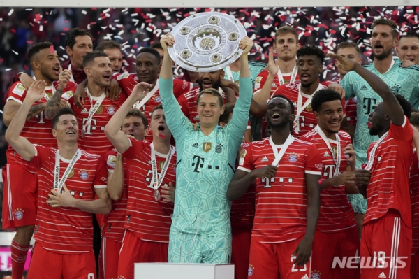 바이에른 뮌헨의 골키퍼 마누엘 노이어가 지난 9일(한국시간) 독일 뮌헨 알리안츠 아레나에서 열린 VfB 슈투트가르트와 2021~22 독일 분데스리가 정규리그 경기를 마치고 우승을 확정지은 뒤 트로피를 들고 기뻐하고 있다. 2022.05.23.