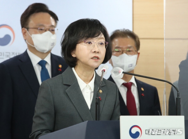오유경 식약처장이 9일 서울 종로구 정부서울청사에서 2023년 업무보고 사후 합동 브리핑을 하고 있다.
