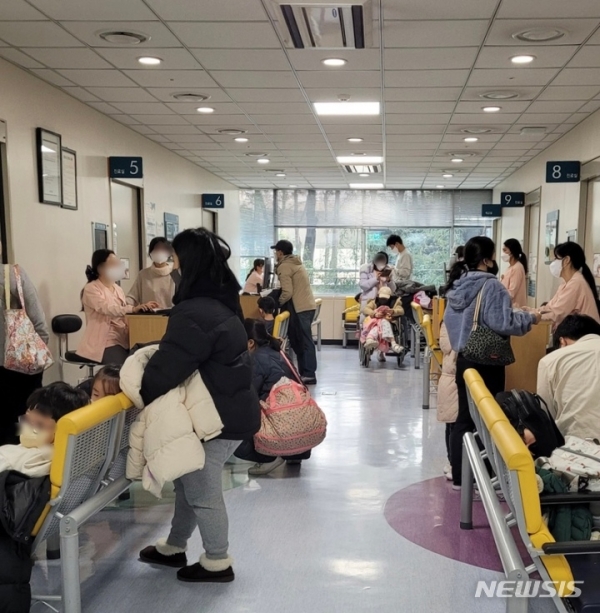 26일 오전 서울 한 병원에서 사람들이 소아청소년 진료를 기다리고 있다.2022.12.26.