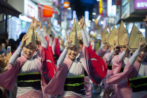올해로 64회를 맞는 도쿄 코엔지 아와오도리 축제의 모습