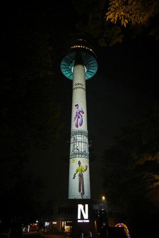 서울 용산구 남산 N서울타워의 ‘갤럭시 언팩’ 야간 디지털 옥외광고